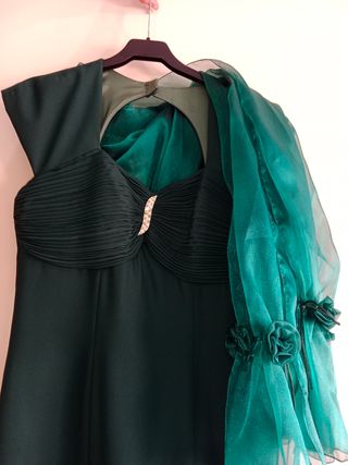 Vestido de fiesta con fular.