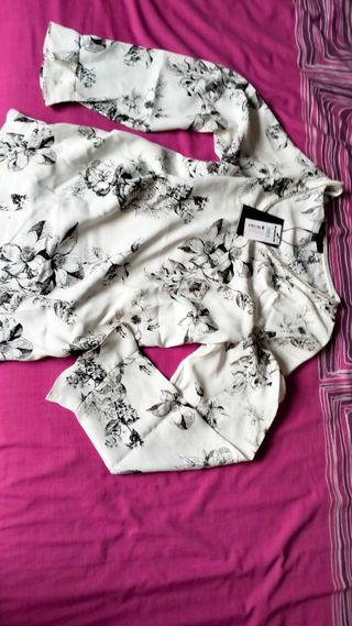 Lote XXL/44/16
Blusa blanca + Camiseta marinera