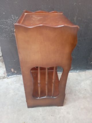 Mesita de noche antigua, de madera.