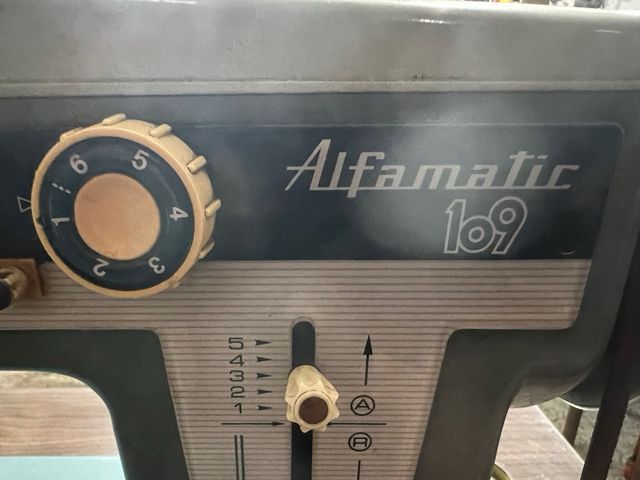 Maquina coser alfa 109. Alfamatic 109