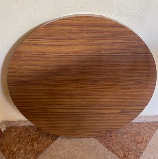 Piattaforma tonda antica in formica di colore marrone