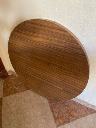Piattaforma tonda antica in formica di colore marrone