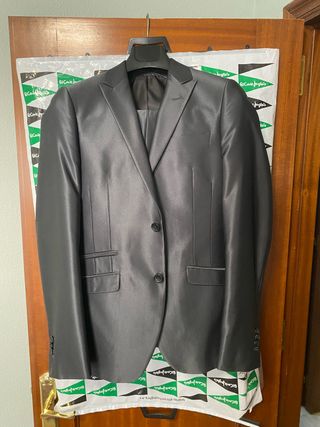Traje de hombre gris marca Do Rego & Novoa