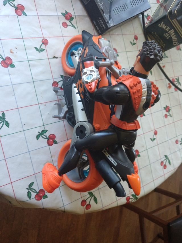 moto y muñeco action man