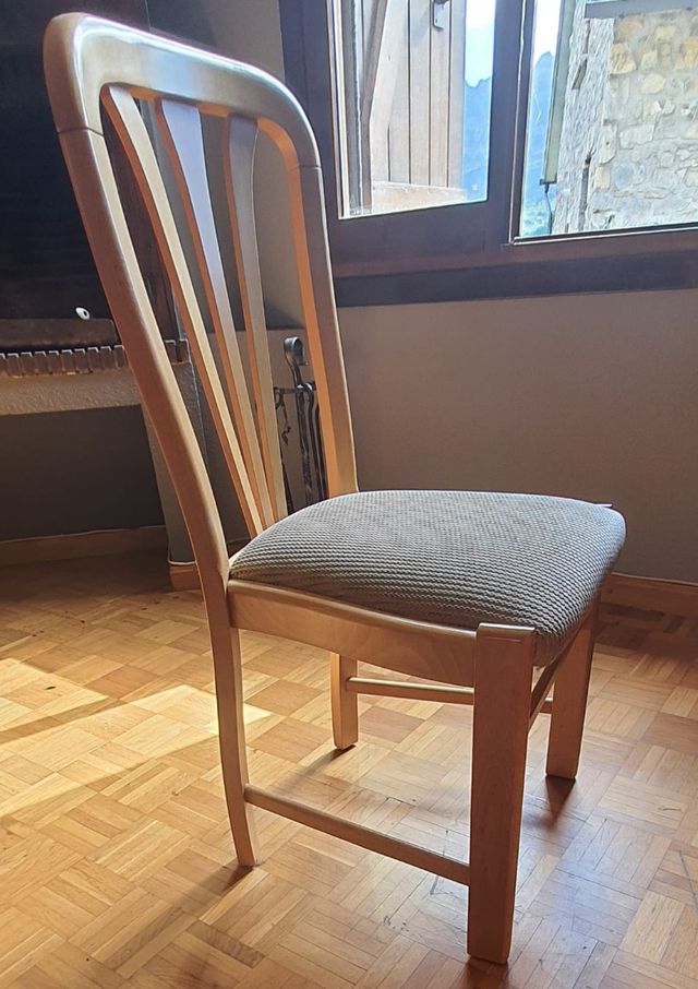 Silla de madera tapizada