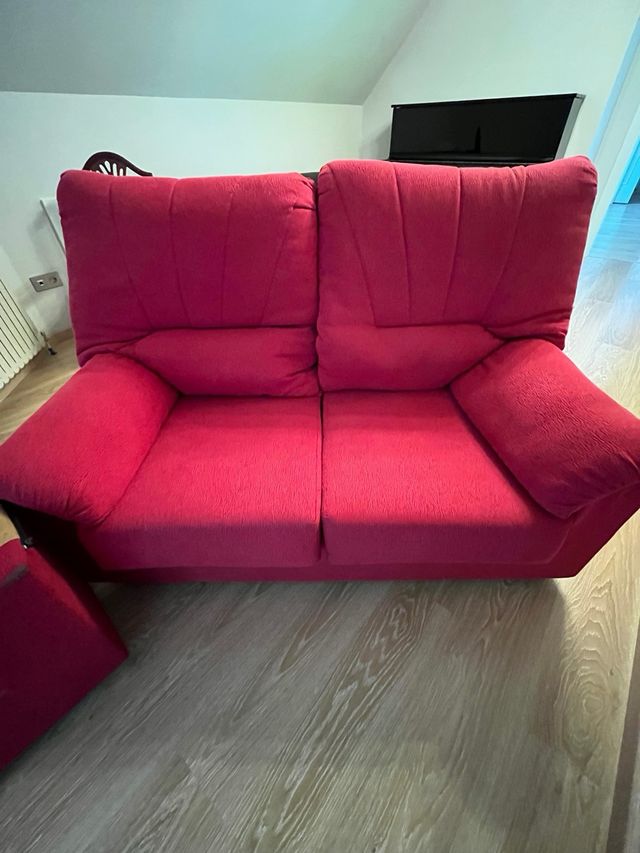 2 sofás rojos