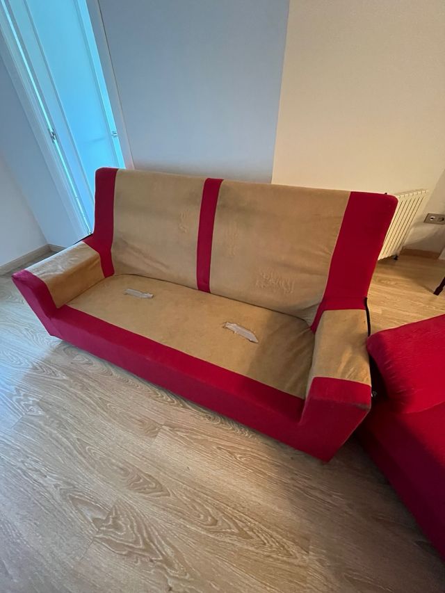 2 sofás rojos