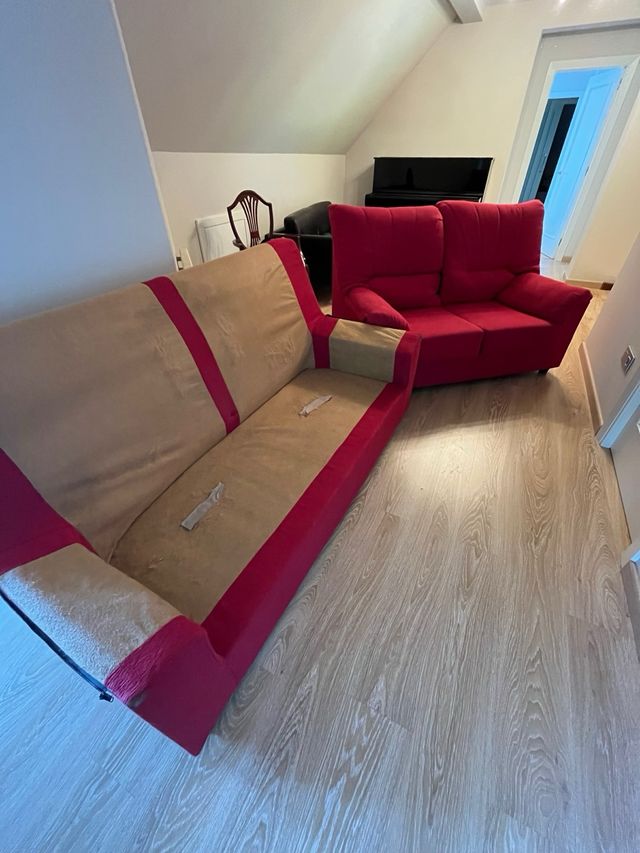 2 sofás rojos