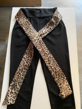 Pantalon negro con cinturos 