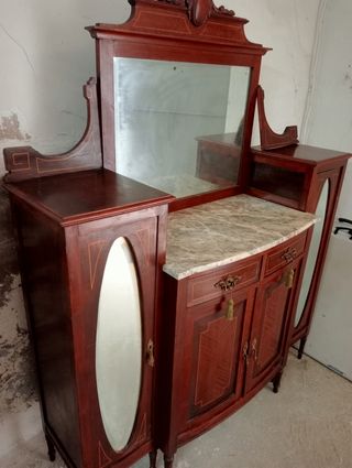 Mueble antiguo. Modernista