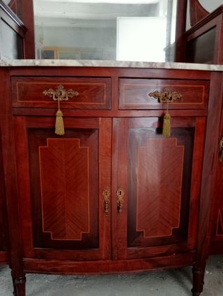 Mueble antiguo. Modernista