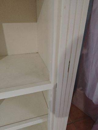 Mueble librería o vitrina de madera blanca