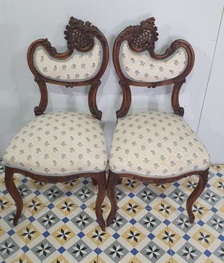Pareja de sillas talladas de nogal estilo Luis XV