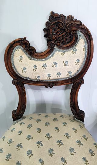 Pareja de sillas talladas de nogal estilo Luis XV