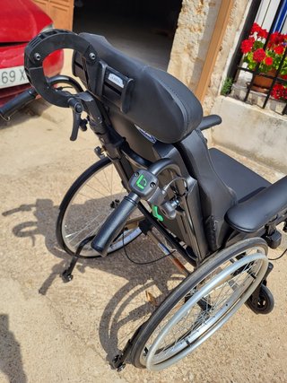 Silla de ruedas basculante