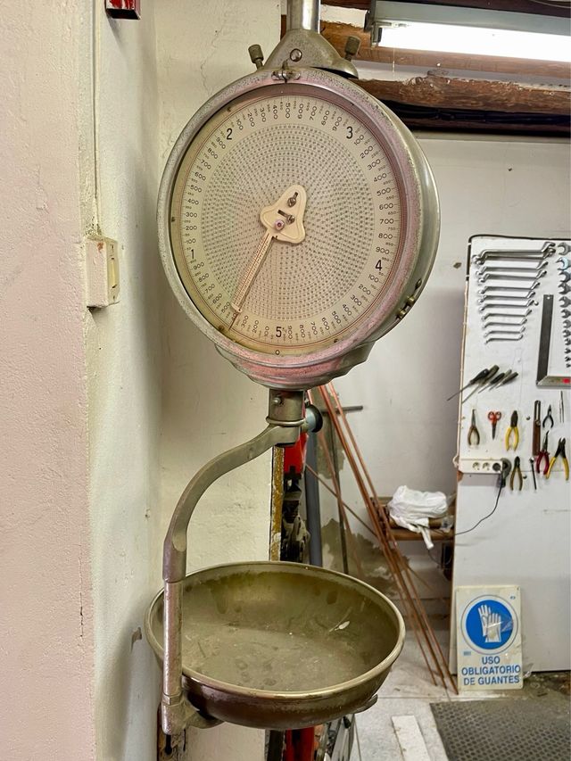 BÁSCULA COLGAR MAGRIÑÁ
