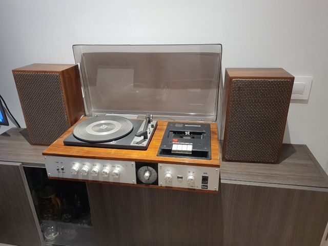 Antiguo tocadiscos y casette vintage. A
