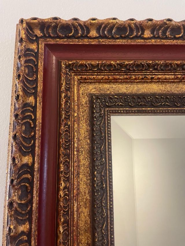 Espejo con marco labrado