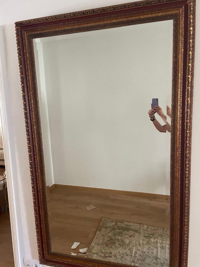 Espejo con marco labrado