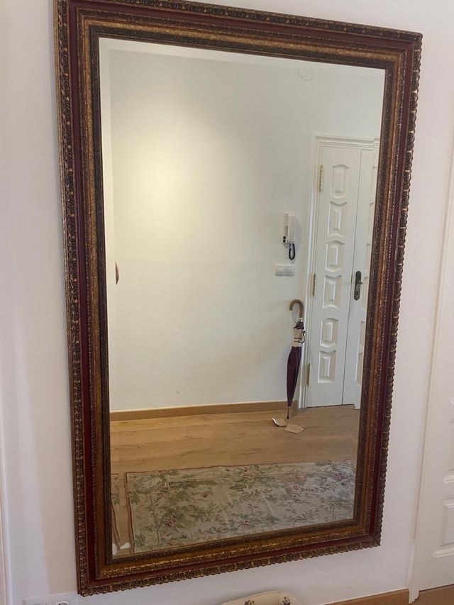 Espejo con marco labrado