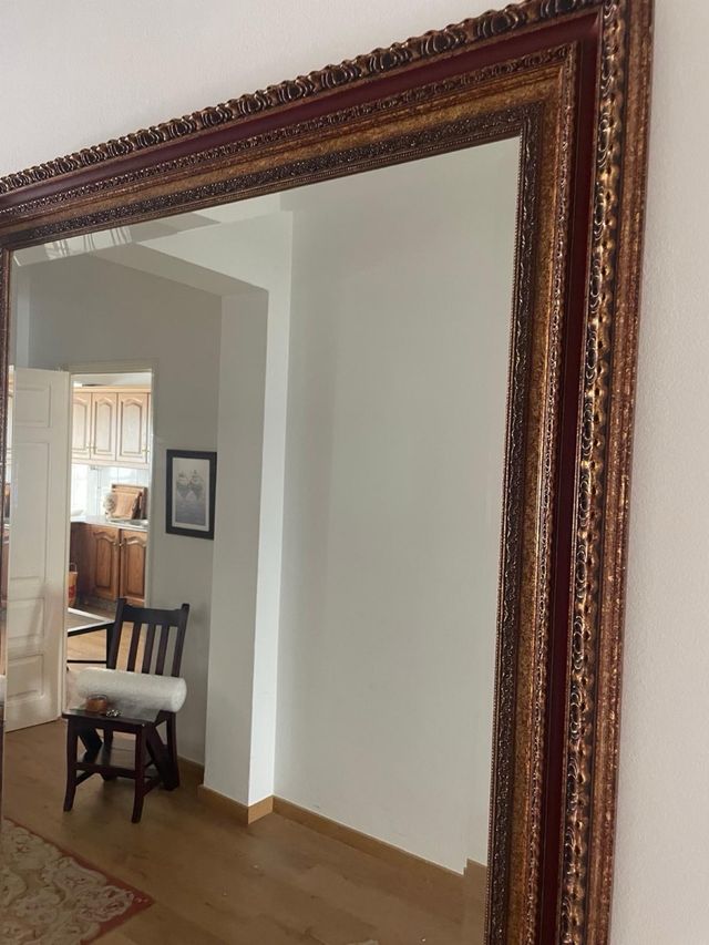 Espejo con marco labrado