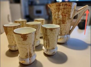 JARRA Y 6 VASOS. Juego de cerámica antiguo.