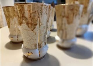 JARRA Y 6 VASOS. Juego de cerámica antiguo.