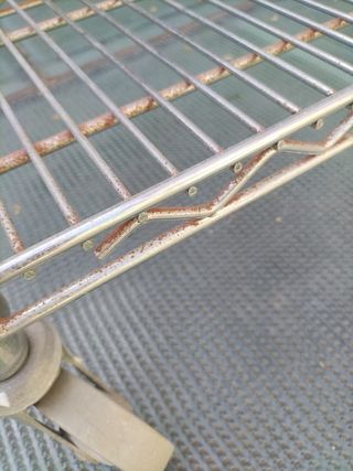 Mueble metálico voluminoso