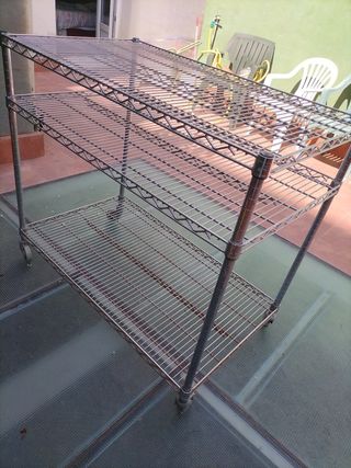 Mueble metálico voluminoso