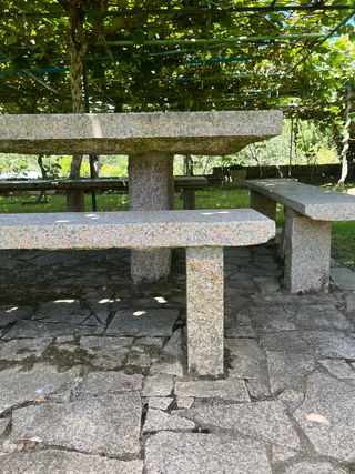 Mesa exterior de piedra