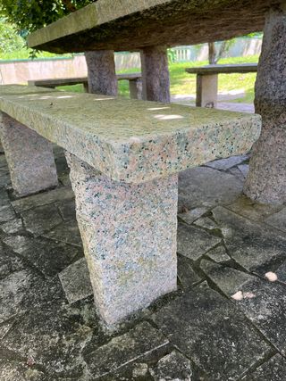 Mesa exterior de piedra