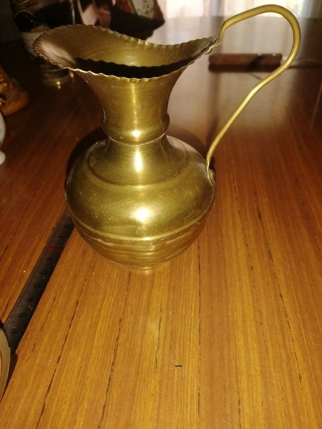 Jarra o caliz de laton antiguo