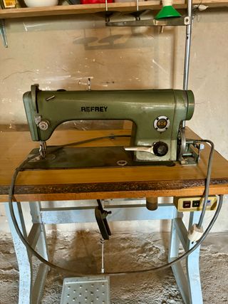 MÁQUINA DE COSER REFREY