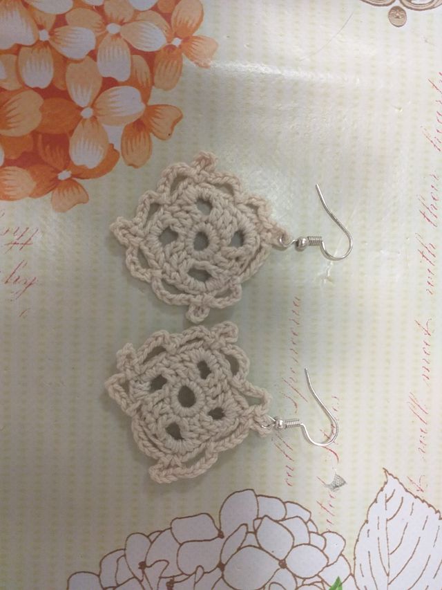 Orecchini fatti a mano all'uncinetto