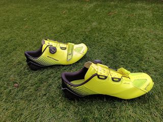 Zapatos y casco ciclista