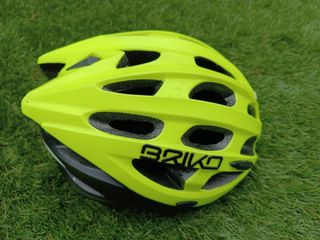 Zapatos y casco ciclista