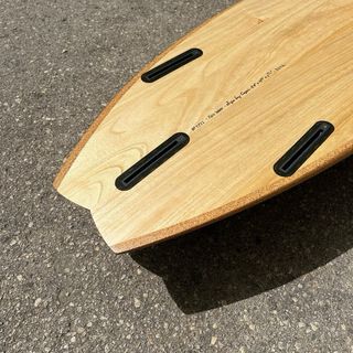 Tabla de surf de madera nueva