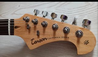 Chitarra acustica elettrica