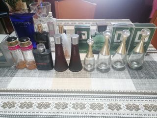 Bottiglie di profumo vuote