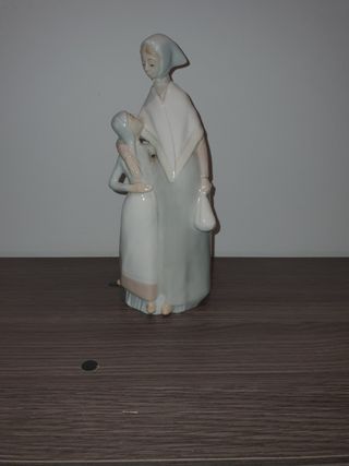 Figura porcelana mujer e hija 23 cm. A