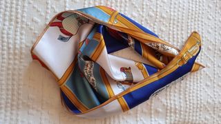 Pañuelo sedoso nuevo