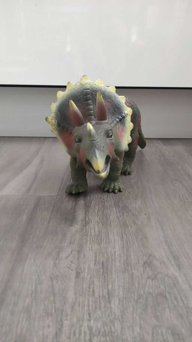 Muñeco triceratops grande y blando