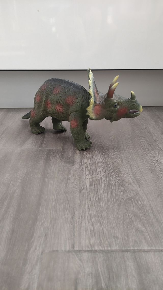 Muñeco triceratops grande y blando
