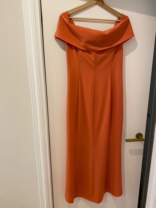 Vestido coral con hombros descubiertos.