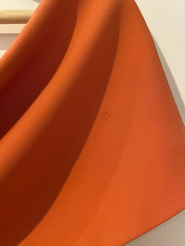 Vestido coral con hombros descubiertos.