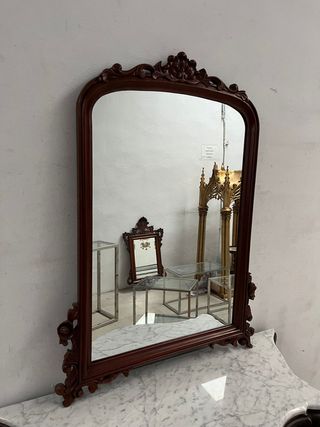 Elegante Espejo en caoba con detalles florales.