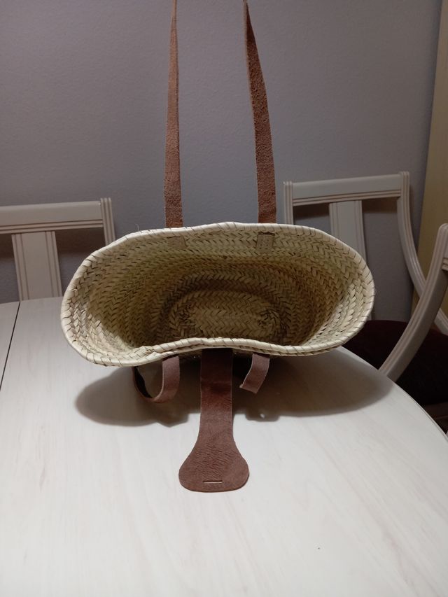 Cesta de paja con apliques de cuero