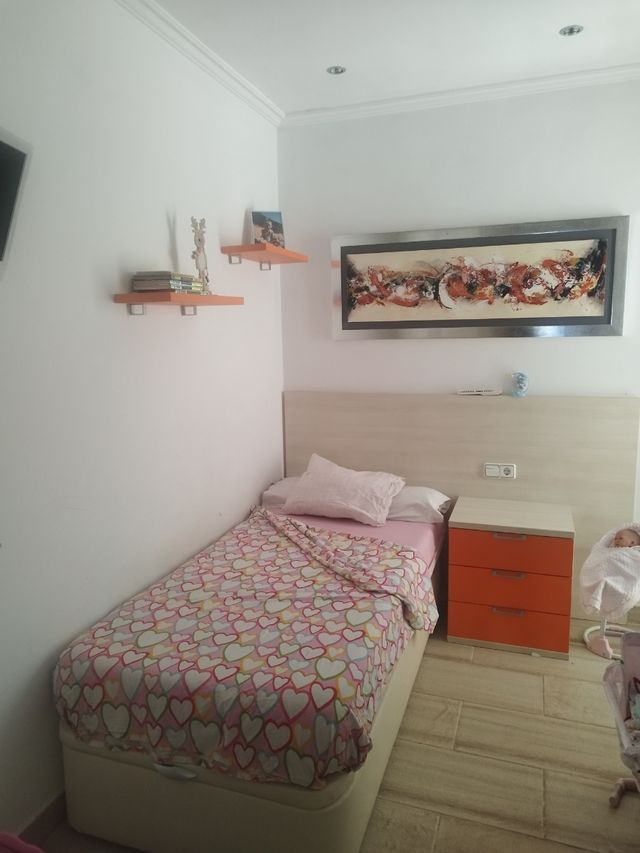 Cama canapé más mesita y estanterías