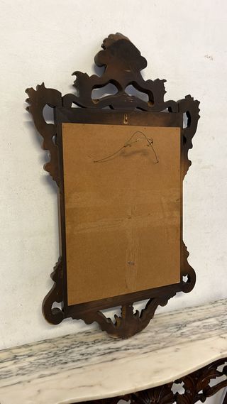 Espejo tallado en madera con cristal biselado.