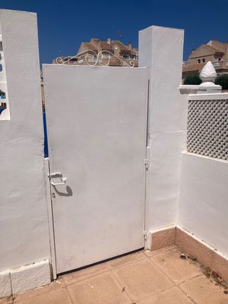 Puerta de hierro entrada a finca